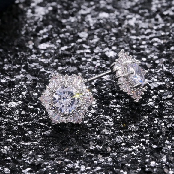 NEW 18K White Gold Diamond Stud Earrings - Picture 6 of 7